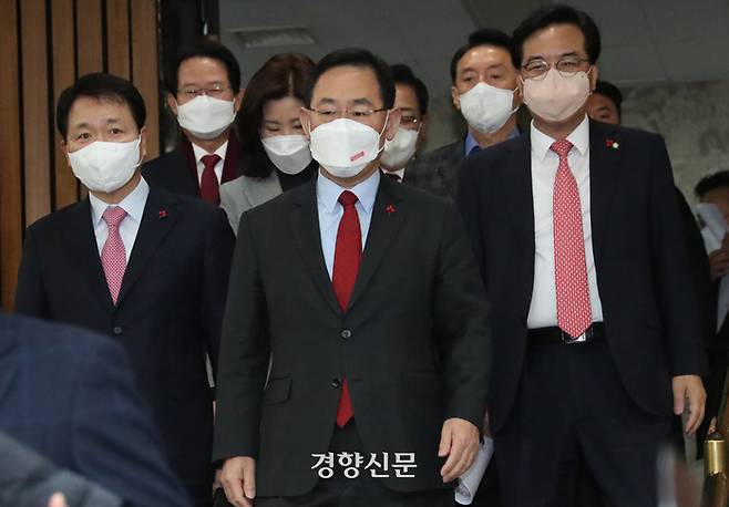 주호영 국민의힘 원내대표(가운데)와 성일종 정책위의장 비롯한 원내지도부가 2일 국회에서 열린 원내대책회의에 참석하기 위해 입장하고 있다. 박민규 선임기자