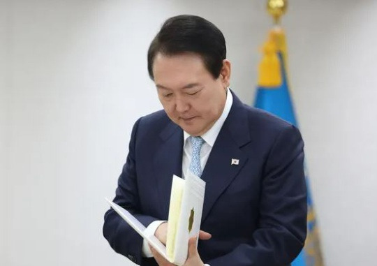 President Yoon Suk-yeol receives Gurbanguly Berdimuhamedow, chair of the People’s Council of Turkmenistan, who delivered a letter from Serdar Berdimuhamedow, president of Turkmenistan, inviting him to visit the Central Asian country, in the Office of the President in Yongsan, Seoul on November 29. Courtesy of the Office of the President