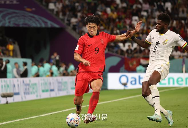 한국 축구국가대표 조규성이 28일(현지시간) 카타르 알라이얀 에듀케이션 시티 스타디움에서 열린  2022 카타르 월드컵 조별리그 H조 가나와의 조별예선 경기에서 드리블을 하고 있다. 알라이얀|권도현 기자