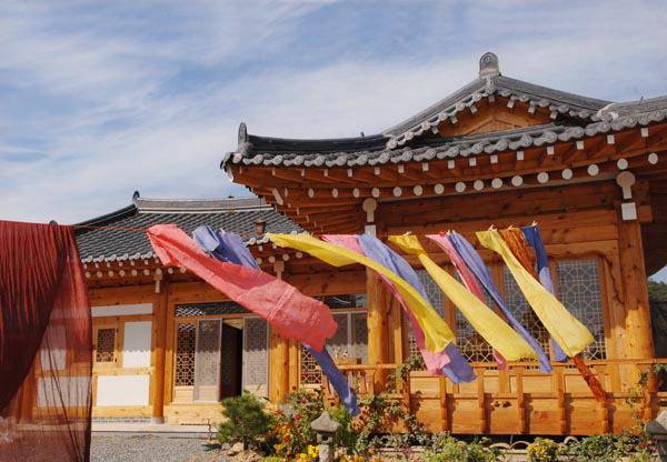 부산 기장 전통문화예술원에서 선보였던 천연 염색 명주천. 장편소설 ‘설화’에서는 신라 시대 쪽 염색이 비중 높게 등장한다. 국제신문 DB