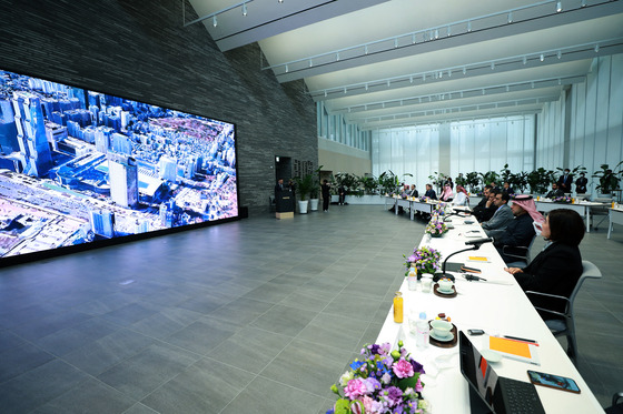 A Saudi Arabian delegation led by Minister of Municipality, Rural Affairs and Housing Majed Al-Hogail listens to Naver’s presentation on smart cities at the company’s headquarters in Seongnam, Gyeonggi, on Nov. 29. [NAVER]