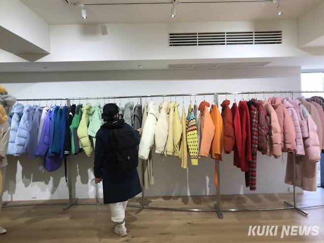 한 소비자가 매장 내 진열된 옷들을 보고 있다.   사진=안세진 기자