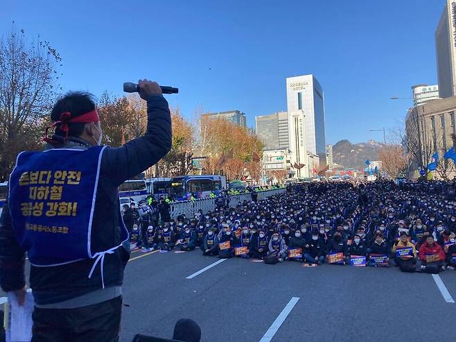 ▲서울교통공사 노동조합이 30일 오전 서울시청 서편에서 출정식을 진행하고 있다. 사진=공공운수노조 제공