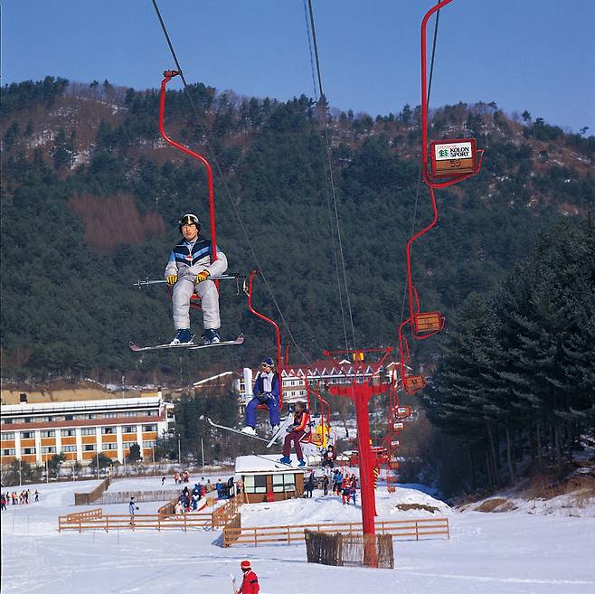  1980년대의 용평리조트 리프트. 1973년 개장한 국내 최초의 현대식 스키장이다.  