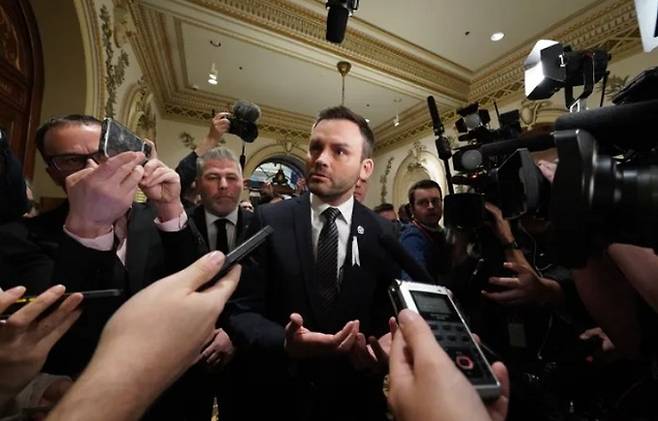 캐나다 퀘벡주 의회 소속이자 퀘벡당 원내대표인&nbsp;폴 생피에르 플라몽동 의원이 의사당 본회의장 입장을 거부당한 뒤 취재진과 만나 입장을 밝히고 있다. 캐나다 CBC 방송 캡처