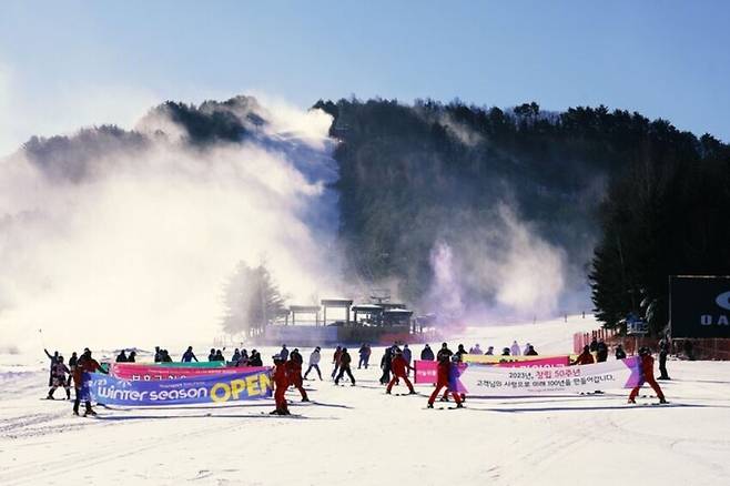 2일 ㈜HJ매그놀리아용평호텔앤리조트(용평리조트)가 스키장을 공식 개장, 오픈 세레머니를 펼치고 있다. 용평리조트 제공