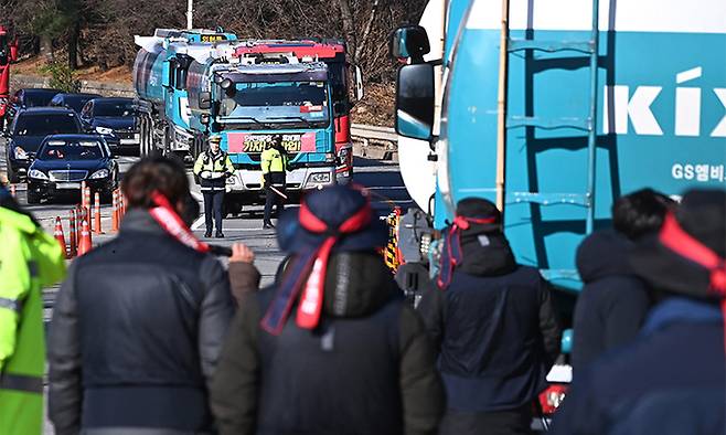 지난 11월 30일 경기도 성남시 분당구 대한송유관공사 서울지사 앞 도로에서 조합원들이 선전전을 하고 있다. 뉴시스
