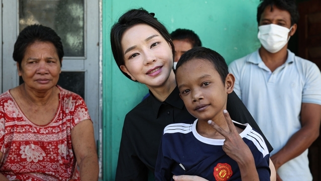 윤석열 대통령 부인 김건희 여사가 지난 12일 캄보디아 프놈펜에서 선천성 심장질환을 앓고 있는 14세 로타의 집을 찾아 아이를 안고 있다. 대통령실 제공