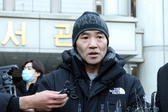 서해 피격 공무원의 친형 이래진씨가 2일 오전 서울 서초구 서울중앙지방법원에서 서훈 전 국가안보실장의 구속 전 피의자심문(영장실질심사) 출석 후 취재진 질문에 답하고 있다. 2022.12.02 공동취재