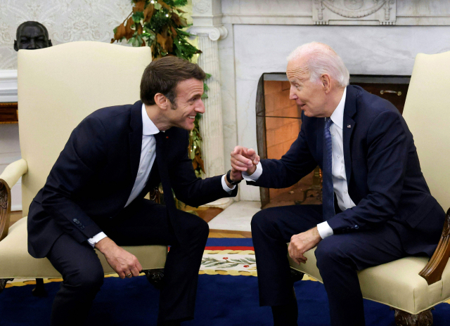 조 바이든(오른쪽) 미국 대통령과 에마뉘엘 마크롱 프랑스 대통령이 1일(현지 시간) 백악관 집무실에서 대화를 나누고 있다. AFP 연합뉴스
