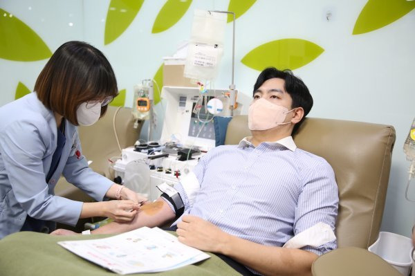 청년 자원봉사단 위아원이 지난 8월 27일부터 시작한 헌혈 캠페인을 진행한 가운데 관계자들이 기념 촬영을 하고 있다. 사진제공｜신천지예수교회