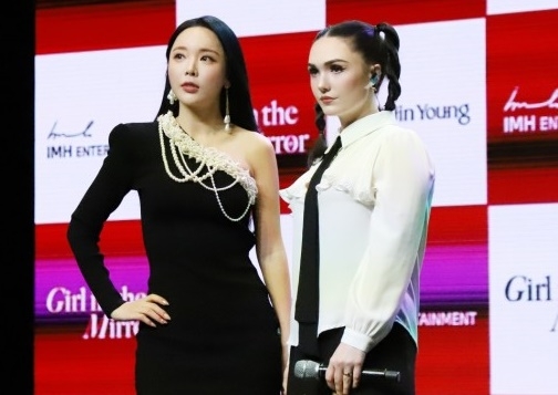 가수 홍진영(왼쪽)과 프롤리. 사진 제공 아이엠에이치엔터테인먼트