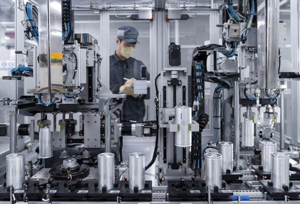LS머트리얼즈 직원이 ‘전기차 충전용 하이브리드 ESS’에 들어가는 리튬이온 커패시터를 생산하고 있다. / LS전선 제공