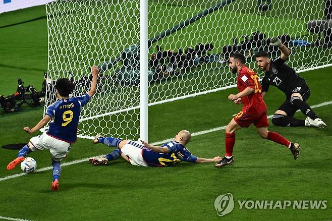 역전 결승 골 장면에서 볼 살리는 미토마(왼쪽) [AFP=연합뉴스]