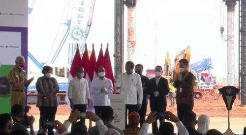 조코 위도도 인도네시아 대통령(가운데) 지난 6월 8일 인도네시아 바탕산단서 열린 LG에너지솔루션 투자비전 발표회에 참석한 조코위도도 인도네시아 대통령
[인도네시아대통령궁 유튜브 캡처, 재판매 및 DB금지]