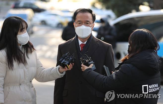 특수본 출석하는 김광호 서울경찰청장 (서울=연합뉴스) 서대연 기자 = 김광호 서울경찰청장이 2일 오전 서울 마포구 서울경찰청 이태원 참사 특별수사본부에서 피의자 조사 출석을 위해 청사로 들어서고 있다. 
    김 청장은 지난 10월 29일 이태원 참사 관련 치안·경비 책임자로서 참사 전후 조치를 소홀히 했다는 의혹으로 경찰청 특별감찰팀의 감찰을 받았다. 특수본은 감찰 자료 검토 후 김 청장을 업무상과실치사상 혐의로 입건한 뒤 이날 소환해 첫 피의자 신문을 진행한다. 2022.12.2 dwise@yna.co.kr