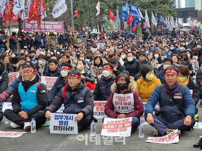 3일 민주노총 조합원들이 오후 2시 30분부터 서울 여의도 국회 앞에서 화물연대 총파업을 지지하는 전국노동자대회를 열고 있다.(사진=조민정 기자)