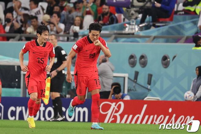 2일 오후(현지시간) 카타르 알라이얀 에듀케이션 시티 스타디움에서 열린 2022 카타르 월드컵 조별리그 H조 3차전 대한민국과 포르투갈의 경기에서 대한민국 김영권이 동점골을 넣은 뒤 기뻐하고 있다. 2022.12.3/뉴스1 ⓒ News1 이광호 기자