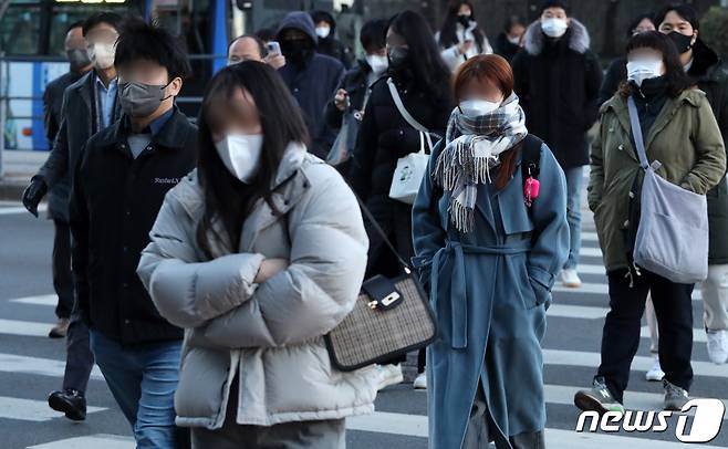횡단보도에서 두터운 옷차림의 시민들이 발걸음을 서두르고 있다. ⓒ News1 박세연 기자