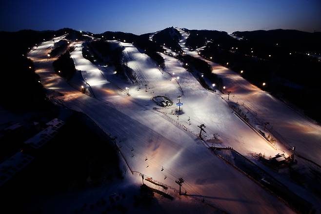 휘닉스 평창 스노우파크 슬로프 야경(휘닉스 제공)
