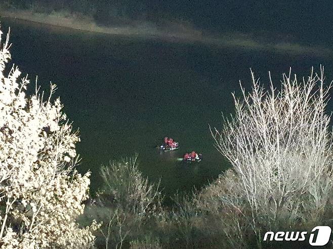 11월30일 발생한 청도군 운문댐 보트 전복사고 실종된 등산객 야간 수색작업이 이틀째 이어지고 있다(경북소방본부제공) 2022.12.1/뉴스1