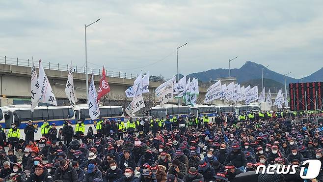 3일 오후 민주노총 조합원들이 부산 신항삼거리 컨테이너 부두 앞에서 집회를 하고 있다.(부산경찰청 제공)