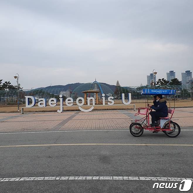 대전 엑스포 시민광장에서 한 커플이 자전거를 타고 있다. /뉴스1 허진실 기자