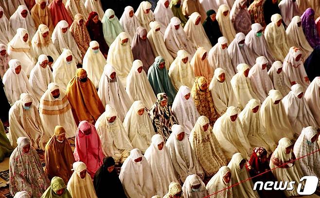 지난해 7월20일(현지시간) 인도네시아 록세우마웨의 무슬림들이 이슬람교 연례 행사인 이드 알 아드하를 기념해 기도하고 있다. 이드 알 아드하는 양과 염소 등 가축을 제물로 바치는 이슬람교의 축제다. ⓒ AFP=뉴스1 ⓒ News1 이정후 기자