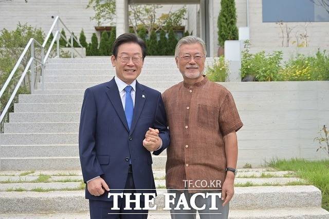 '친명' 김남국 의원은 문재인 전 대통령의 트윗 글 '좋아요' 관련 논란에 1일 "이재명 대표는 문 전 대통령을 존경하고 사랑하고 있다"며 사소한 해프닝이 분열의 씨앗이 되면 안 된다고 강조했다. 지난 8월 29일 취임 후 공식일정 첫날 문 전 대통령을 예방해 기념사진 찍은 이 대표. /더불어민주당 제공