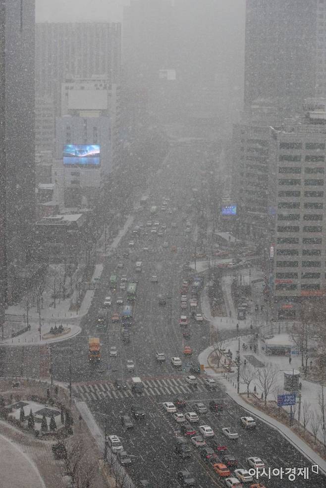 올해 초 서울 도심에 눈리 내리고 있다./강진형 기자aymsdream@