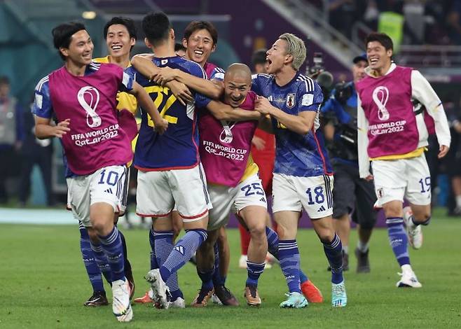 2일 오전(한국시간) 카타르 알라이얀의 칼리파 인터내셔널 스타디움에서 열린 2022 카타르 월드컵 조별리그 E조 3차전 일본과 스페인 경기. 2-1 승리를 거둔 일본 선수들이 경기 종료 뒤 환호하고 있다.
