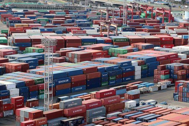 1일 부산 남구 신선대부두 야적장에 컨테이너가 가득 쌓여 있다.ⓒ뉴시스