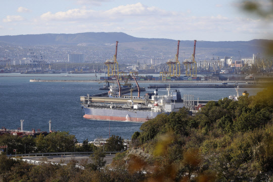 러시아 항구에 정박한 유조선    [AP 연합뉴스]