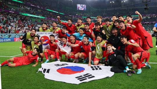 3일 오전(한국시간) 카타르 알라이얀의 에듀케이션 시티 스타디움에서 열린 2022 카타르 월드컵 조별리그 H조 3차전 대한민국과 포르투갈 경기에서 2-1 승리를 거두며 조2위로 16강 진출에 성공한 대표팀 선수들이 기뻐하고 있다. 연합뉴스