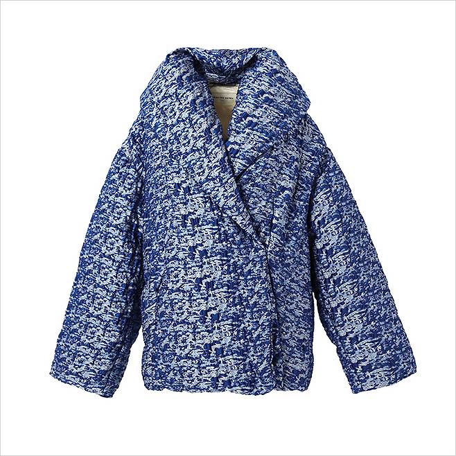 와이드 숄칼라의 푸퍼 재킷은 가격 미정, Dries Van Noten.