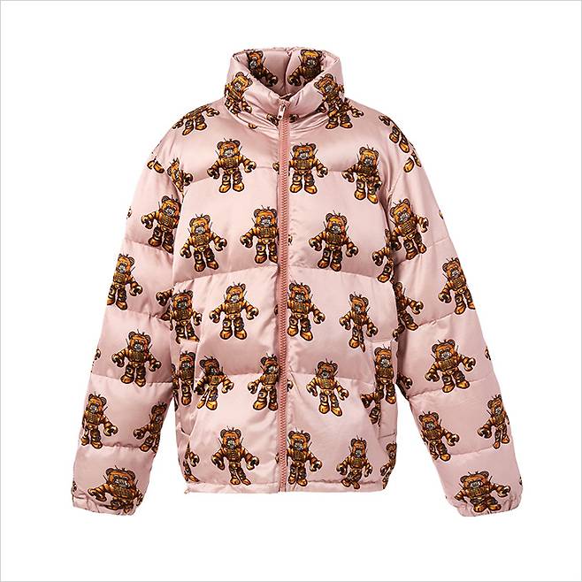 키치한 테디베어 프린트로 포인트를 준 재킷은 2백71만원, Moschino.
