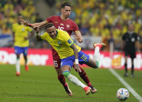 [루사일 (카타르)= AP/뉴시스] 브라질의 네이마르 선수(앞쪽)와 세르비아의 사사 루키치선수가 카타르 월드컵 경기에서 격돌하는 장면. /사진=뉴시스