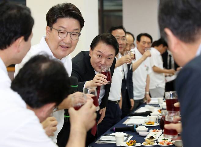 2022년 8월 열린 ‘국민의힘 국회의원 연찬회’에서 오미자 주스로 건배하는 윤석열 대통령. 연합뉴스