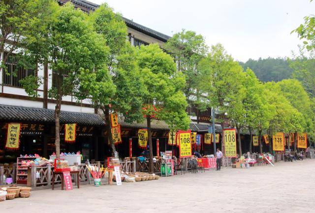 젠거 검문관 입구의 두부요리 식당. ⓒ최종명