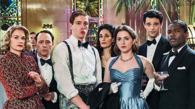 영국 런던 연극 공연장에서 미국 영화감독이 살해된 채 발견된다. 처음엔 연극 관계자 모두가 용의선상에 오른다. 월트디즈니컴퍼니 코리아 제공