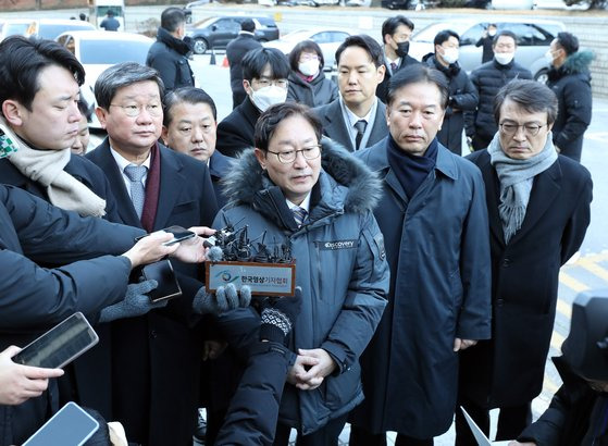 2일 더불어민주당 소속 국회의원들이 서울중앙지법에서 서훈 전 청와대 국가안보실장의 영장심사 출석 후 기자들의 질문에 답하고 있다. 연합뉴스.