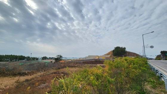 지난달 29일 충남 보령시 원산도에서 야산을 깎아 건물 부지를 만드는 공사가 진행중이다. 신진호 기자