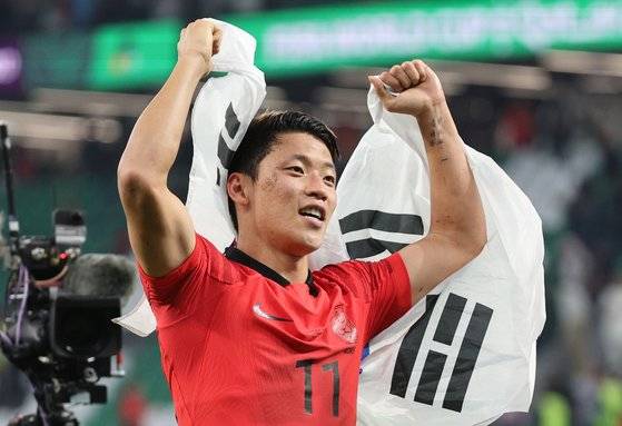 3일(한국시간) 카타르 도하 알라이얀 에듀케이션 시티 스타디움에서 열린 2022 카타르 월드컵 조별리그 H조 3차전 대한민국과 포르투갈의 경기에서 2대 1로 승리한 대한민국의 황희찬이 응원단을 향해 인사하고 있다. 뉴스1