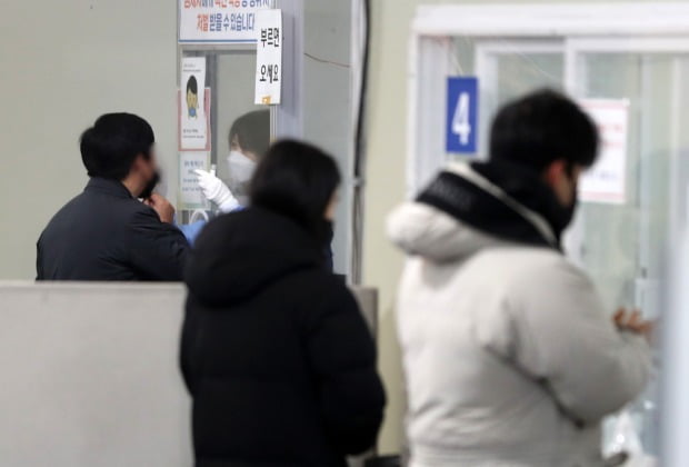 서울 송파구보건소에 마련된 신종 코로나바이러스 감염증(코로나19) 선별진료소에서 의료진이 검체를 채취하고 있다. 뉴스1