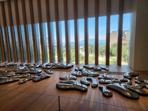 쿠사마의 2019년작 설치작품 'Clouds'. 거울로 마감된 조각 작품으로, 관객들은 다양한 종류의 구름을 비행기 위에서 내려보는 듯한 느낌을 받게 된다. 쿠사마가 자연과 우주, 그 속의 자신을 어떻게 바라보는지 알 수 있는 작품이다.