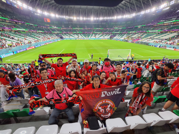 한국과 포르투갈의 경기에서 붉은악마와 한국 팬들이 응원을 펼치고 있다. 반우용 씨 제공