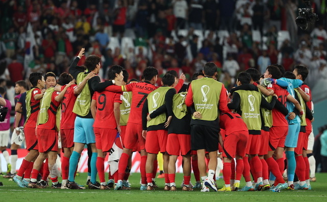 3일 오전(한국시간) 카타르 알라이얀의 에듀케이션 시티 스타디움에서 열린 2022 카타르 월드컵 조별리그 H조 3차전 대한민국과 포르투갈 경기에서 승리를 거두며 16강 진출에 성공한 대표팀이 기쁨을 나누고 있다. 연합뉴스