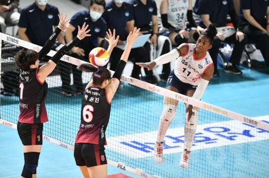 공격하는 모마[KOVO 제공]