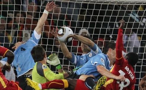 2010 남아공 월드컵 8강전에서 가나의 득점 막은 수아레스 / 사진=AFP, 연합뉴스