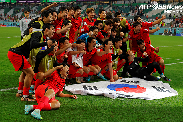 3일 새벽 2022년 월드컵 본선 H조 3차전 포르투갈과의 경기에서 2대1로 승리한 한국축구대표팀이 태극기를 펼쳐 놓고 기쁨을 만끽하고 있다. 사진(카타르 알라이얀)=AFPBBNews=News1